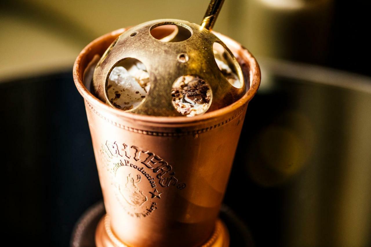 Sofitel Melbourne On Collins Hotel Екстериор снимка A copper mug
